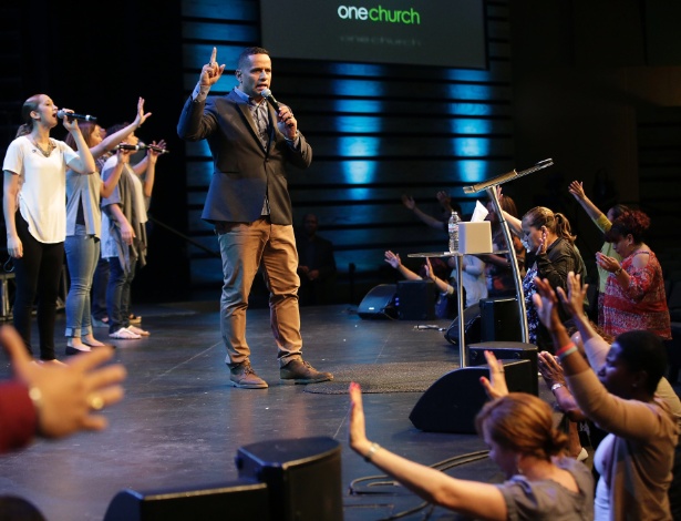 28.jun.2015 - O reverendo Wilfredo De Jesus, também conhecido como Pastor Choco, reza com fiéis na New Live Covenant Church, em Chicago, nos EUA